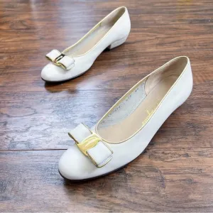 Ferragamo • vintage Vara Bow Shoes cream white gold  pumps low heel 90s classic