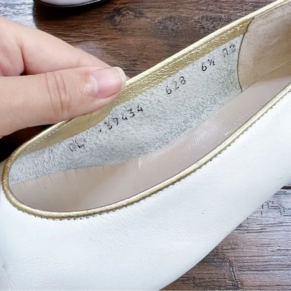 Ferragamo • vintage Vara Bow Shoes cream white gold  pumps low heel 90s classic