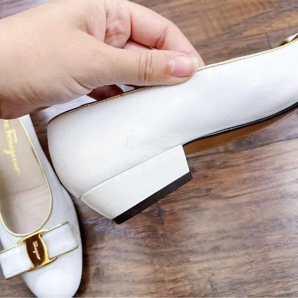 Ferragamo • vintage Vara Bow Shoes cream white gold  pumps low heel 90s classic