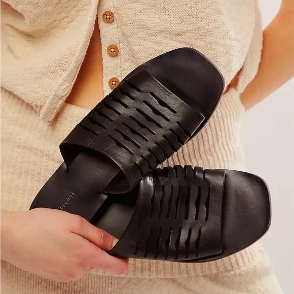 Free People new in box Slice of the Sun Sandals Black Leather Size 9