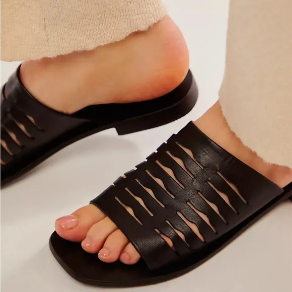 Free People new in box Slice of the Sun Sandals Black Leather Size 9