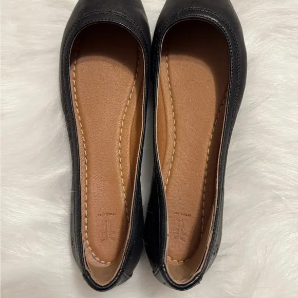 FRYE AND CO. Black and Tan Ballet Flats