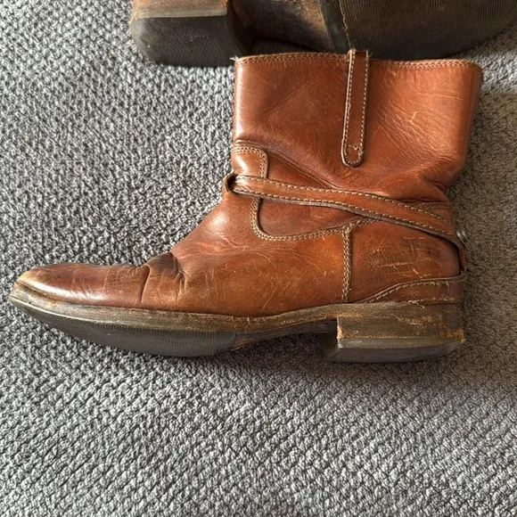 Frye Lindsay Plate Short Boots Distressed Cognac Leather Harness Ankle Booties 7