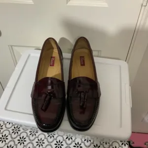 G H Bass Men Tassel Leather Loafers. The color is Wine.