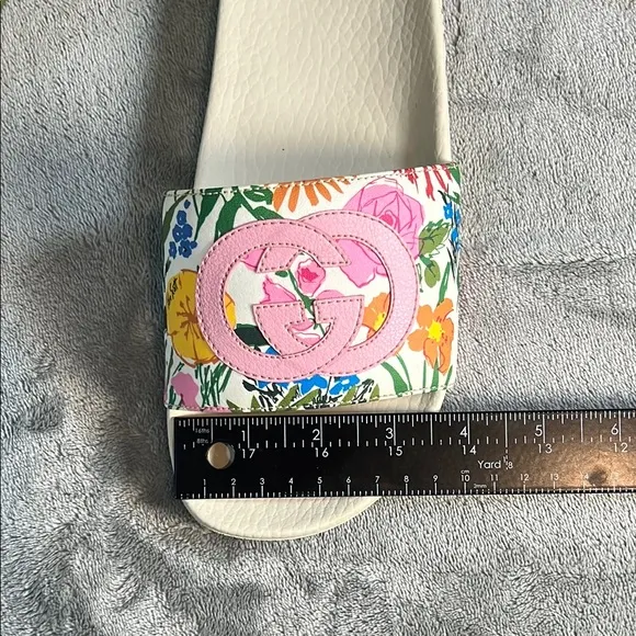 Gucci Women's Floral Pink Slides.                               order(67)