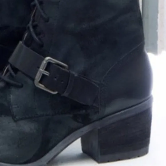 💥HOT ITEM💥 Donald J Pliner Lace Up Denali Boots!