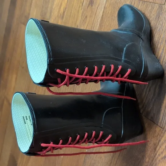 Hunter - Verbier High Gloss Black Wedge Red Lace-Up Rain Boots