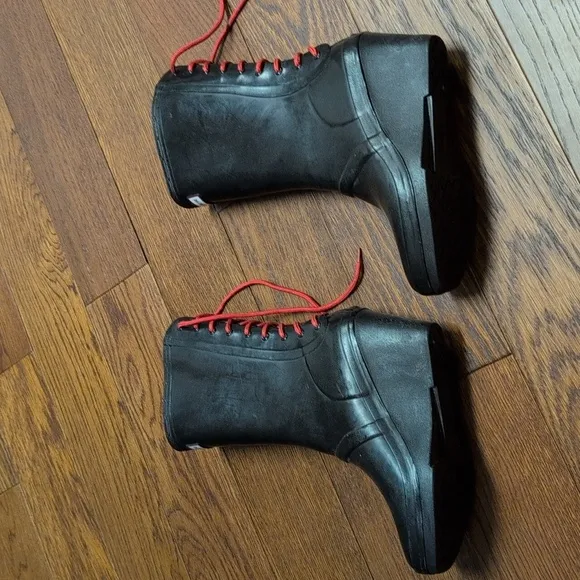 Hunter - Verbier High Gloss Black Wedge Red Lace-Up Rain Boots