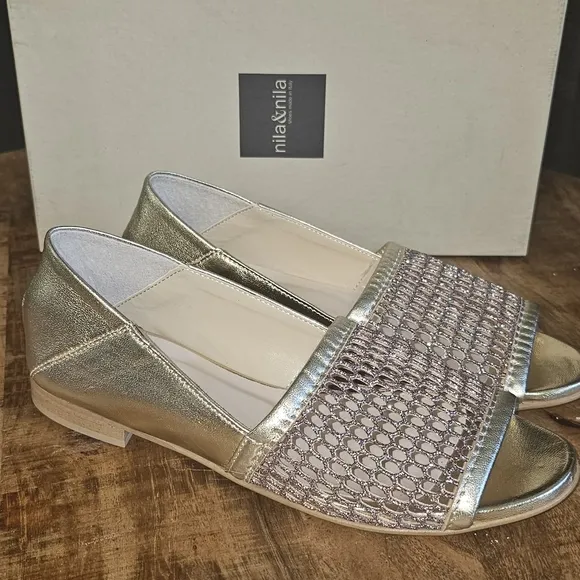 Italy Luxury Flats Platinum Gold Glitter Leather size 37 / US 7