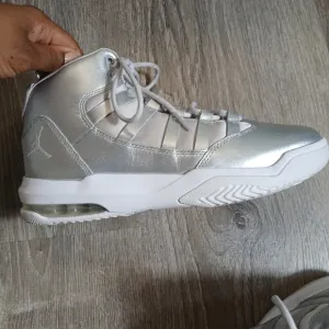 Jordan Max Aura Basketball Silver Sneakers. Size 6Y= 7.5 Womens