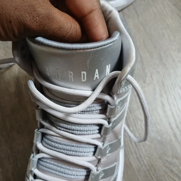 Jordan Max Aura Basketball Silver Sneakers. Size 6Y= 7.5 Womens