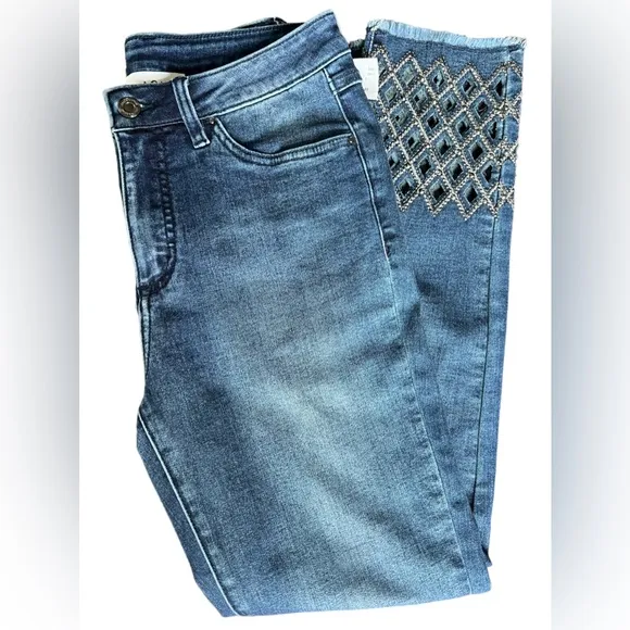 Joseph Ribkoff NEW Size 6 Capris with lattice and fray ends Jeans NWT