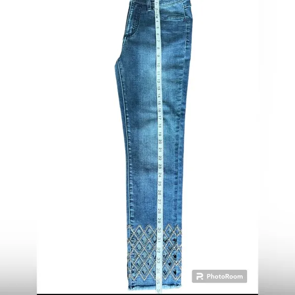 Joseph Ribkoff NEW Size 6 Capris with lattice and fray ends Jeans NWT