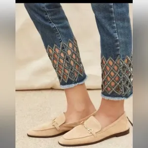 Joseph Ribkoff NEW Size 6 Capris with lattice and fray ends Jeans NWT