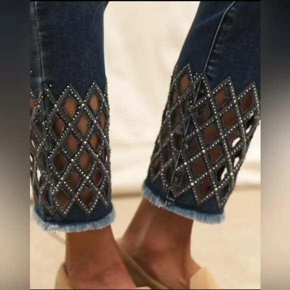 Joseph Ribkoff NEW Size 6 Capris with lattice and fray ends Jeans NWT