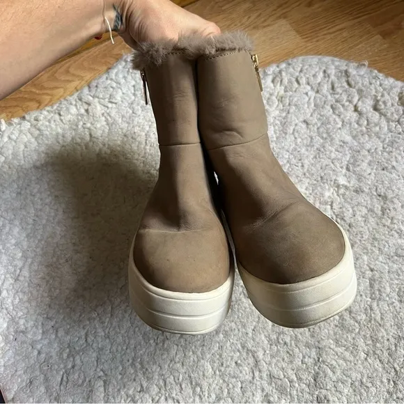 J/Slides Tristan Suede Tan and Gold Zipper Faux Fur Platform Sneaker Bootie Sz 7