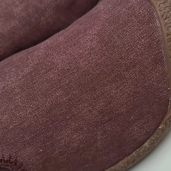KEEN WOMENS HOWSER CANVAS BURGUNDY SLIP ON OUTDOOR SNEAKERS WITH GUM RUBBER SOLE