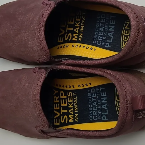 KEEN WOMENS HOWSER CANVAS BURGUNDY SLIP ON OUTDOOR SNEAKERS WITH GUM RUBBER SOLE