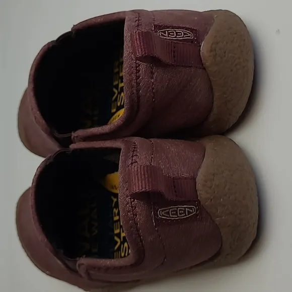 KEEN WOMENS HOWSER CANVAS BURGUNDY SLIP ON OUTDOOR SNEAKERS WITH GUM RUBBER SOLE