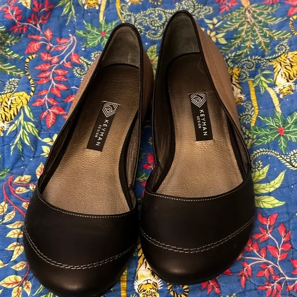 Keyman Design slipon shoes in black &amp; beige. Exquisite contrast stitching SZ 7.5
