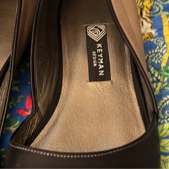 Keyman Design slipon shoes in black &amp; beige. Exquisite contrast stitching SZ 7.5
