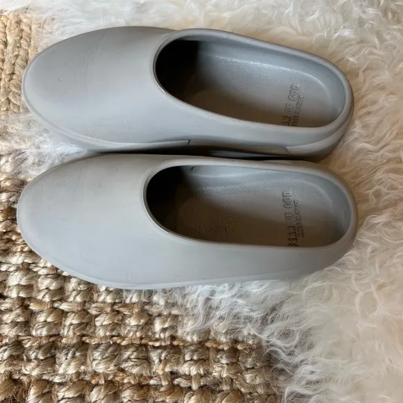 KIDS FEAR OF GOD RUBBER SLIDES “THE CALIFORNIA” SIZE 1. USED GREAT CONDITION.