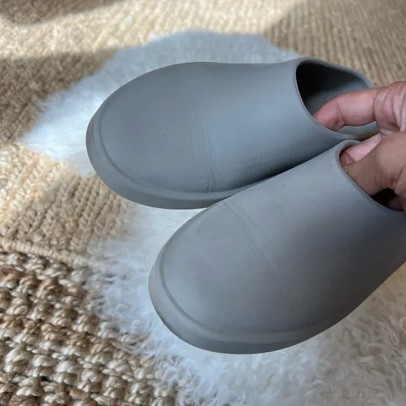 KIDS FEAR OF GOD RUBBER SLIDES “THE CALIFORNIA” SIZE 1. USED GREAT CONDITION.