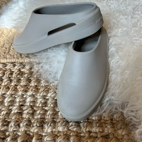 KIDS FEAR OF GOD RUBBER SLIDES “THE CALIFORNIA” SIZE 1. USED GREAT CONDITION.