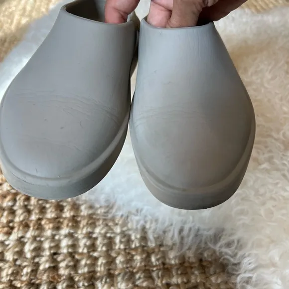 KIDS FEAR OF GOD RUBBER SLIDES “THE CALIFORNIA” SIZE 1. USED GREAT CONDITION.
