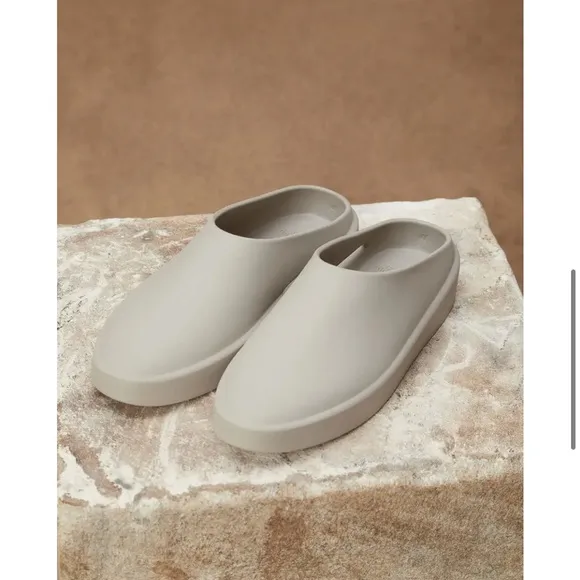 KIDS FEAR OF GOD RUBBER SLIDES “THE CALIFORNIA” SIZE 1. USED GREAT CONDITION.