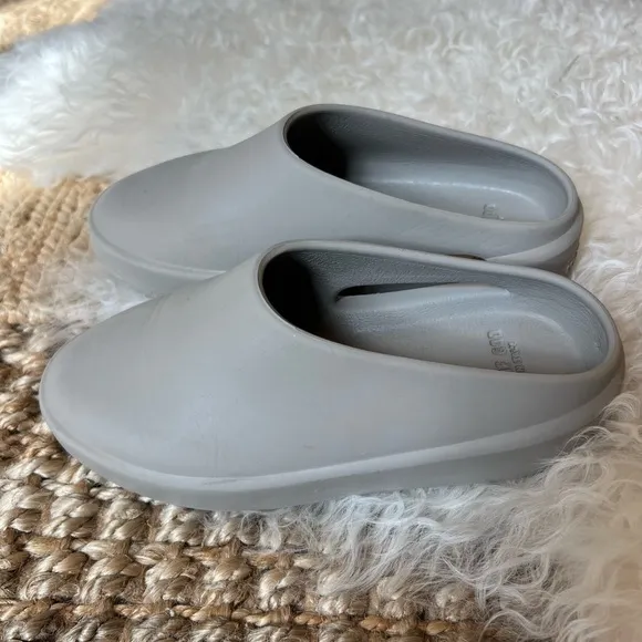KIDS FEAR OF GOD RUBBER SLIDES “THE CALIFORNIA” SIZE 1. USED GREAT CONDITION.