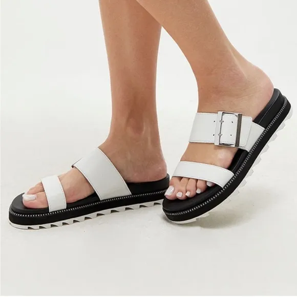 LIKE NEW Sorel Roaming leather buckle slide sandals