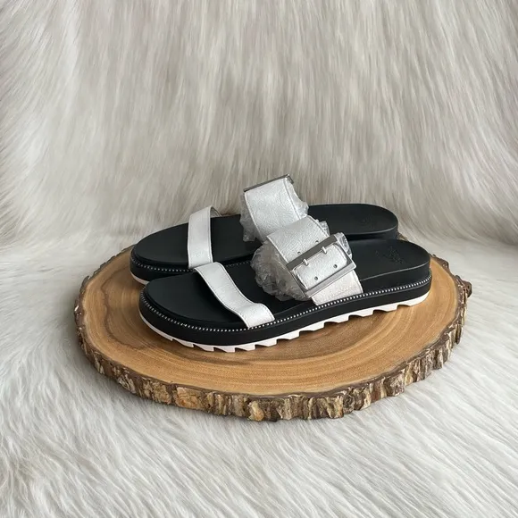 LIKE NEW Sorel Roaming leather buckle slide sandals