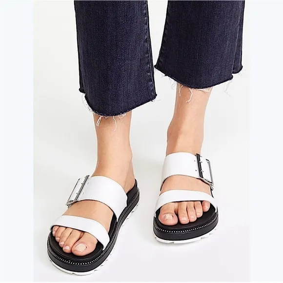 LIKE NEW Sorel Roaming leather buckle slide sandals