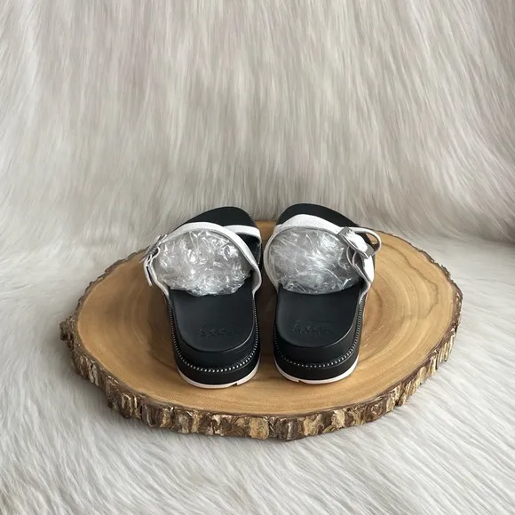 LIKE NEW Sorel Roaming leather buckle slide sandals