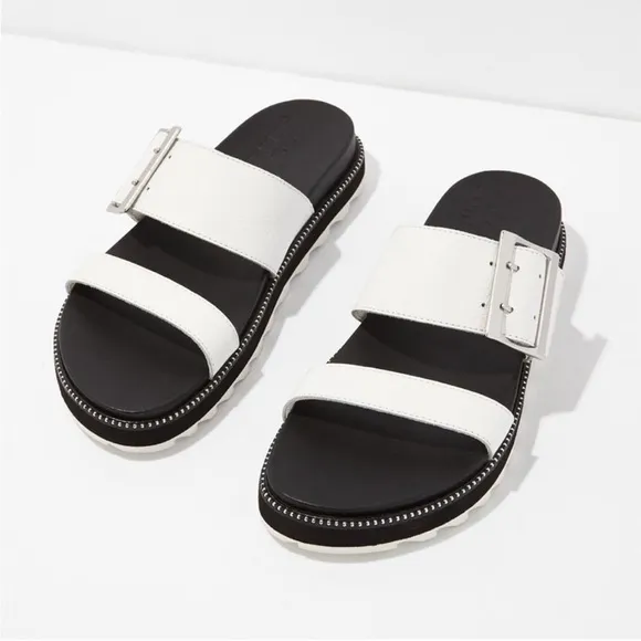 LIKE NEW Sorel Roaming leather buckle slide sandals