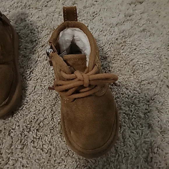 Like New! Ugg kids Lace up/Zipper suede boots size 7