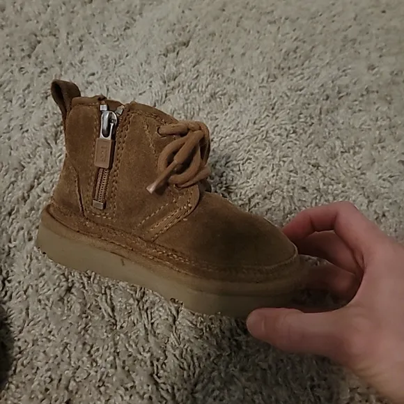Like New! Ugg kids Lace up/Zipper suede boots size 7