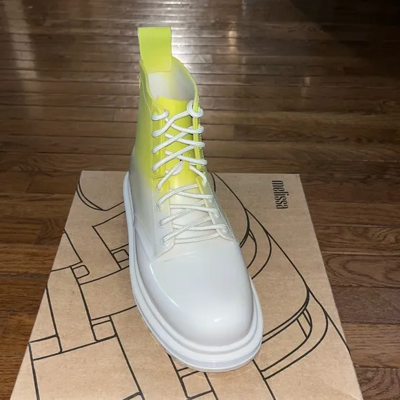 Melissa Coturno Lace Up Boots Ombre Design Beige &amp; Green Women’s Size 7 Scented