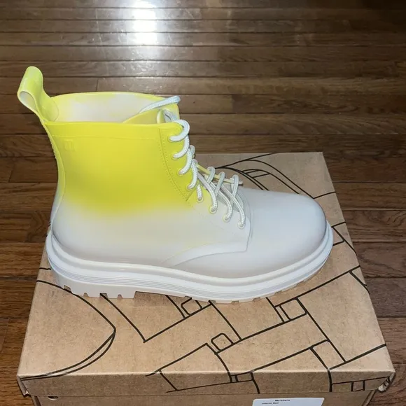 Melissa Coturno Lace Up Boots Ombre Design Beige &amp; Green Women’s Size 7 Scented