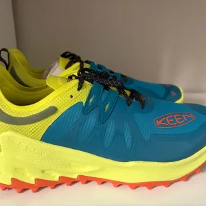 Men’s New Keen Blue and Yellow Trail Sneakers with Dynamic Design