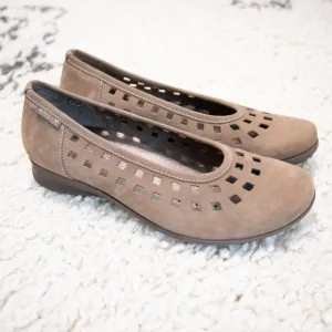 Mephisto Laser-cut Tan Air Jet Flats Size 7