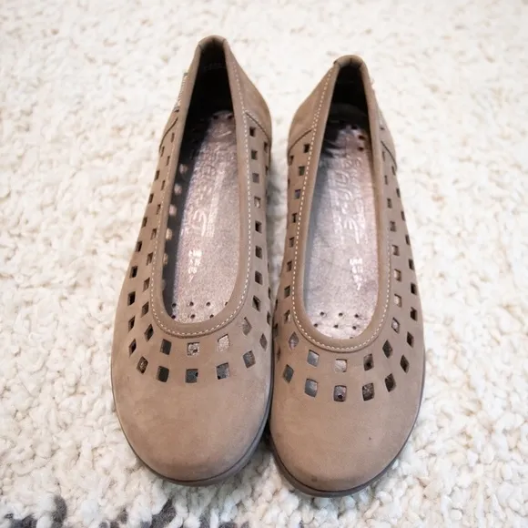Mephisto Laser-cut Tan Air Jet Flats Size 7