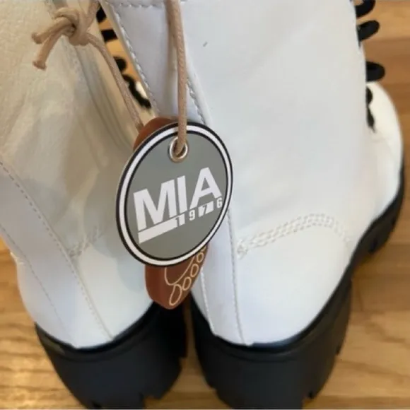 MIA White Lug Sole Lace Up Boots Size 7 NWT