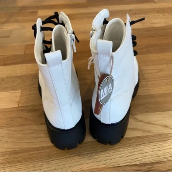 MIA White Lug Sole Lace Up Boots Size 7 NWT
