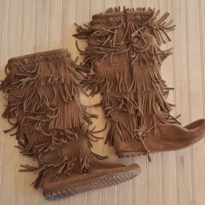 Minnetonka Moccasin Suede Leather Fringe Slouchy Tall Hight Boots.
