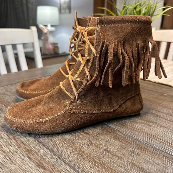 Minnetonka Tramper Suede Moccasin Boots Fringe Lace Up Booties Boho Brown 7