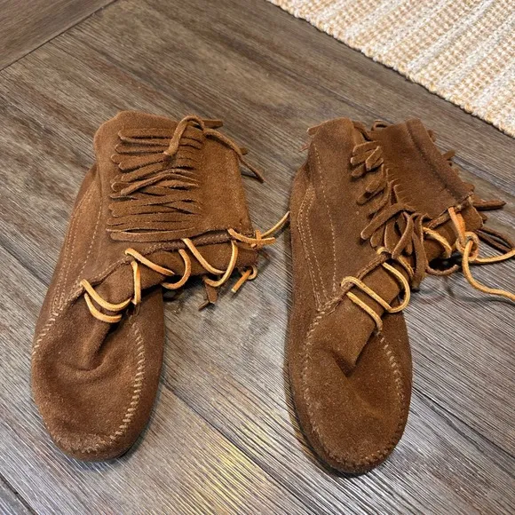 Minnetonka Tramper Suede Moccasin Boots Fringe Lace Up Booties Boho Brown 7