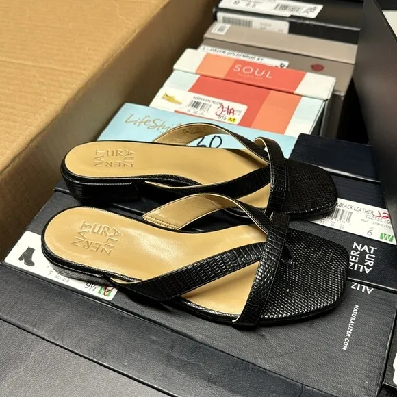 Naturalizer Precious Womens Faux Leather Thong Slide Sandals