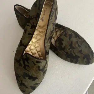 NEVER WORN! Birdies Green and Brown Camouflage Flats